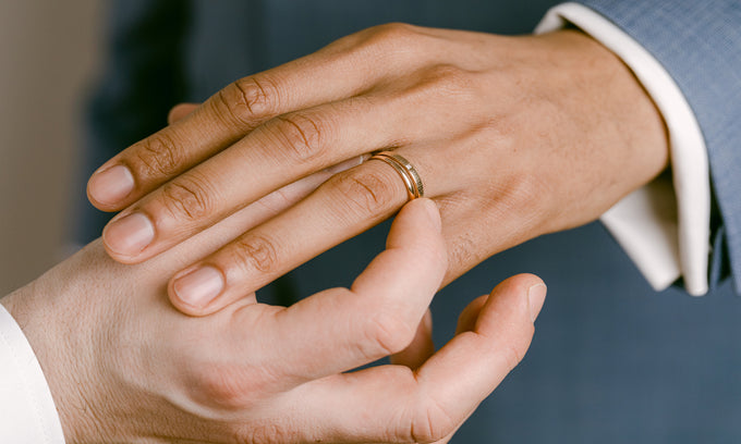 La bague de fiançailles pour homme, et pourquoi pas ?